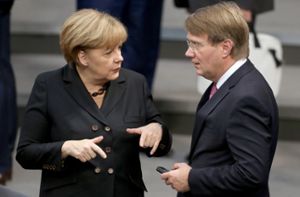 Kanzlerin Merkels ehemals engster Mitarbeiter, Ronald Pofalla (rechts), soll als Lobbyist in den Vorstand  der  Bahn wechseln Foto: dpa