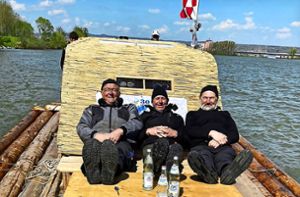 Fritz Trautwein, Bernd Jehle und Thomas Kipp (von links) trinken auf dem Floß nur Mineralwasser. Flößerbier aus Alpirsbach gibt es erst an Land. Foto: Schinle