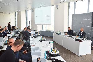 Bei der Bilanzpressekonferenz der Hansgrohe Group in Frankfurt: Links Udo Kraus, rechts Vorstandsvorsitzender Thorsten Klapproth. Foto: Fritsche Foto: Schwarzwälder-Bote
