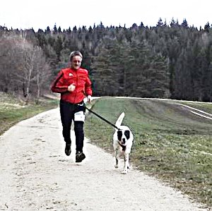 Gerd Kissling mit seinem Hund Jule holte im Geländelauf einen ersten Platz. Foto: Schwarzwälder-Bote