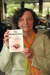 Klara Tobisch hat mit ihrem Mann Helmut aus Überzeugung ein altes Selbstheilungs-Büchlein neu aufgelegt.   Foto: Heinig Foto: Schwarzwälder-Bote