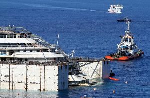 Letzte Reise: Die Costa Concordia vor der Fahrt zum Abwracken. Foto: dpa