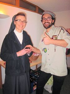 Schwester Silvia Maria erhält von Felix Strapko die Nadel, die sie als Ehrenkuratin ausweist. Foto: DPSG Foto: Schwarzwälder-Bote