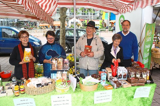 Der Fair-Trade-Stand auf dem Wochenmarkt bietet Produkte von Kleinbauern an. Foto: Köncke Foto: Schwarzwälder-Bote