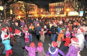 Der Sulzer Marktplatz weihnachtlich beleuchtet: Im Vordergrund zeigen die Kinder der Volkstanzgruppe einen Tanz. Foto: Kienzler