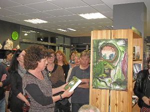 Das Kunstprojekt Bilder & Worte zog viele Gäste in den Haslacher Buchladen Foto: Störr Foto: Schwarzwälder-Bote