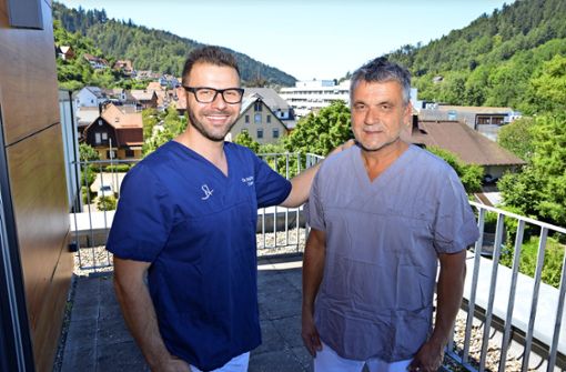 Radi Penev (links) hat die Zahnarztpraxis von Dietmar Jäckle übernommen. Foto: Fritsche