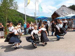 Die  Kindertrachtentanzgruppe führte vor dem Festzelt einige Tänze vor. Fotos: Schmid Foto: Schwarzwälder-Bote
