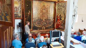 Thomas Schlag erläuterte dem Männerforum den Altarschrein der Teinacher Kirche. Foto: Dekanat Foto: Schwarzwälder-Bote