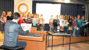 Der Unterstufenchor beglückwünschte den Freundeskreis musikalisch. Fotos: Gegenheimer Foto: Schwarzwälder-Bote