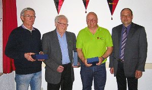 Für 40-jährige Mitgliedschaft beim Schörzinger Albverein  sind  Anton Hauschel (von links), Hubert Hauschel und Rainer Riedlinger  von Vertrauensmann Andy Mayer geehrt worden. Foto: Maier Foto: Schwarzwälder-Bote