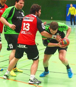 Der SV Hausen (in der Mitte Kajetan Beyer, Nummer 13) hat derzeit in der Handball-Bezirksliga einen sehr schweren Stand. Foto: Peiker