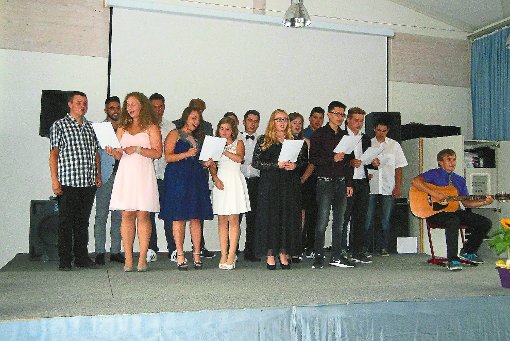 Die Werkrealschüler feierten im Alpirsbacher Bildungszentrum ihren Abschluss.  Foto: Werkrealschule Foto: Schwarzwälder-Bote