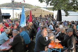 Volle Bänke, zufriedene Gesichter: Der Bochinger Biergarten ist eröffnet. Foto: Holzer-Rohrer Foto: Schwarzwälder-Bote