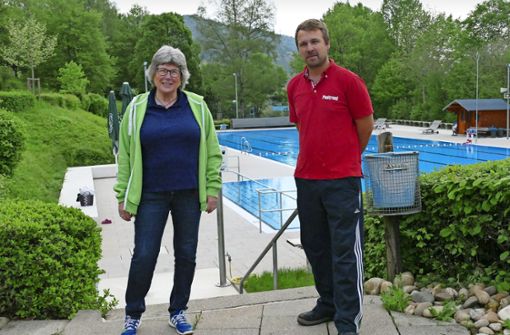 Das Glatttalfreibad in Bettenhausen hat wieder geöffnet. Wilma Becker (links) und Danny Voigt (Firma Pooltrend) freuen sich auf die neue Freibadsaison. Foto: Stöhr