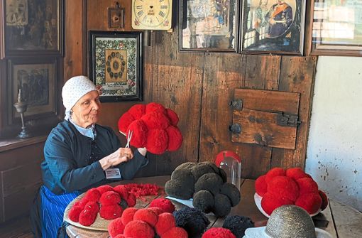 Die Bollenhutmacherin Gabriele Aberle erlernte das Handwerk von ihrer Mutter. Foto: Fischer