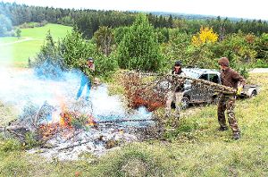 Beim Pflegeeinsatz auf dem Nähberg verbrannten die Mitglieder des Burladinger Albvereins unter anderem auch Gestrüpp und Gras. Foto: Pfister Foto: Schwarzwälder-Bote