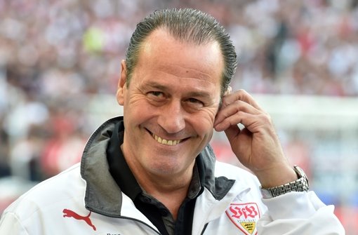 Noch drei Endspiele bis zum erhofften Klassenverbleib: VfB-Trainer Huub Stevens. Foto: dpa