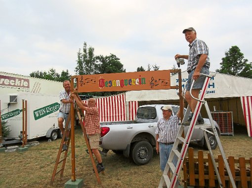 Der Aufbau fürs Dorffest gehen gut voran, jetzt freut sich der Gesangverein auf die Besucher.  Foto: Cielenga Foto: Schwarzwälder-Bote