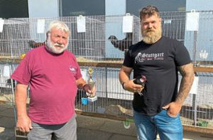Daniel Bertsch (rechts) erhielt bereits zum fünften Mal den Siegerpokal des Jettinger Hahnen-Wettkrähens von Gerhard Stähle überreicht. Foto: Priestersbach