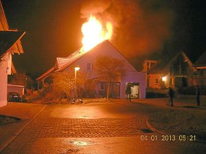 Flammen lodern aus dem Einfamilienhaus, als die Feuerwehr eintrifft. Foto: Schickle/Feuerwehr