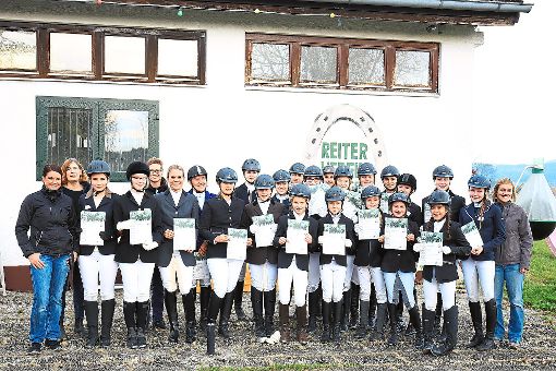Die erfolgreichen Nachwuchsreiterinnen des Balinger Reitervereins freuen sich mit ihren Lehrerinnen über die erfolgreich absolvierten Prüfungen.   Foto: Wolf Foto: Schwarzwälder-Bote