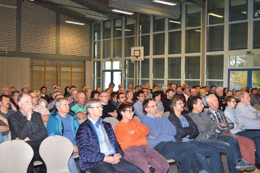 Etwa 130 Besucher kommen zur Bürgerversammlung in die Mühlbachhalle.  Foto: Herzog