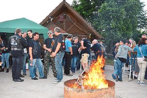 Tolle Stimmung herrschte  bei der Clubhaus-Party des Motorradclubs Mönchweiler am Lagerfeuer.  Fotos: Hettich-Marull Foto: Schwarzwälder-Bote