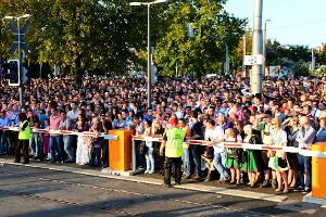 Am Freitagnachmittag musste die Polizei das Cannstatter Volksfest wegen Überfüllung sperren. Foto: www.7aktuell.de |