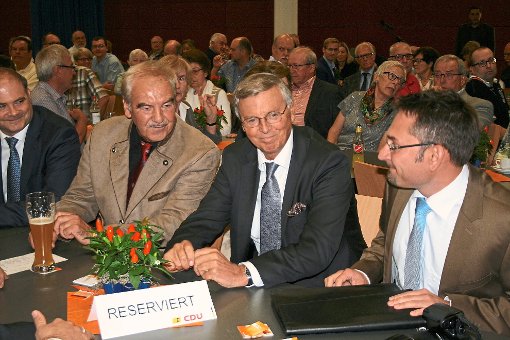 Wolfgang Bosbach (Mitte) mit dem Vorsitzenden des CDU-Stadtverbands Tobias Bronner (rechts) und dessen Stellvertreter Willy Harpain. Foto: Danner