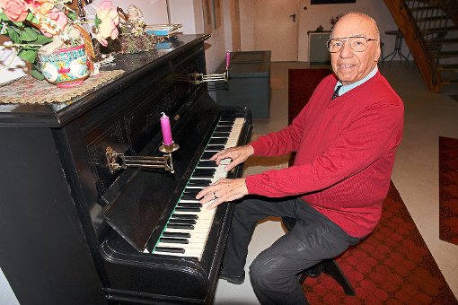 Siegfried Sedelmaier aus Eutingen wird heute 80 Jahre alt und spielt nach wie vor gerne Klavier. Foto: Feinler Foto: Schwarzwälder-Bote