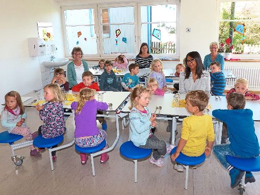 Die Kindergartenkinder warten mit ihren Erzieherinnen in der Mensa auf das Mittagessen Foto: Stadler Foto: Schwarzwälder-Bote