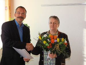 Bürgermeister Karlheinz Kistner überreichte Heiderose Reichle die Jubiläumsurkunde. Foto: Stocker Foto: Schwarzwälder-Bote