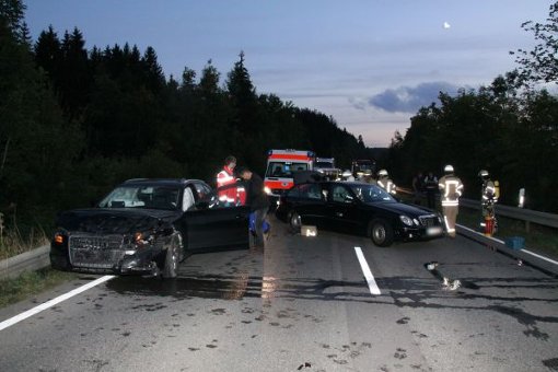 Am Freitagabend sind bei einem schweren Unfall auf der B 27 bei Schwenningen zwei Personen verletzt worden. Die Ursache für die Kollision war ein Sofa, das von einem Anhänger auf die Fahrbahn gerutscht war. Foto: kamera24.tv