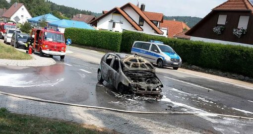 Glück im Unglück: Die dreiköpfige Familie in dem Auto konnte sich rechtzeitig in Sicherheit bringen. Foto: Feuerwehr