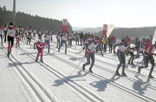 47 Staffeln starteten bei den Jungen im letzten Wettkampf im Skilanglauf gleichzeitig, ganz links Simon Baum (Nummer 67), der Startläufer des Otto-Hahn-Gymnasiums Furtwangen.  Foto: Heimpel