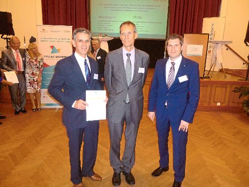 Rüdiger Pfrommer, Ministerialdirektor Wolf-Dietrich Hammann und Alexander Schmied (von links) bei der Verleihung des Arbeitgeberpreises. Foto: Schwarzwälder-Bote