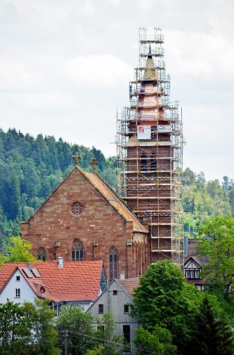 Der Kirchturm erhält ein neues Kupferdach.  Foto: Siegmeier Foto: Schwarzwälder-Bote