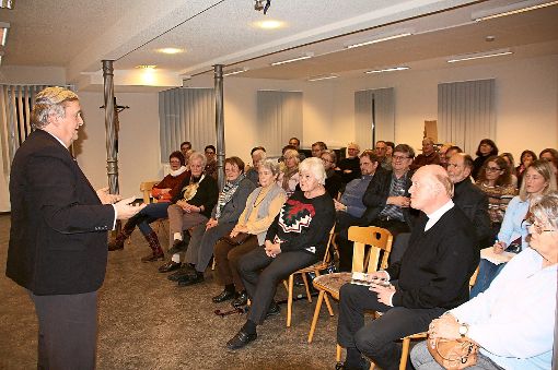 Professor Bernhard Uhde (stehend) referiert im Pfarrzentrum Krone vor zahlreichen Interessierten zum Thema Islam. Foto: Larhzal Foto: Schwarzwälder-Bote