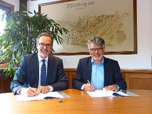 Bürgermeister Bünger und Walafried Schrott unterzeichnen den Konzessionsvertrag Foto: Stadt Foto: Schwarzwälder-Bote