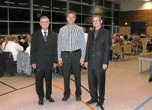 Pfarrer Tobias Lehmann wird von den Bürgermeistern Hans Schabert (links) und Martin Buchwald, mit denen er in seiner Dienstzeit zu tun hatte und noch hat, in die Mitte genommen.  Foto: Arp Foto: Schwarzwälder-Bote