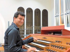 Konzertorganist Paolo Oreni an der Rieger-Orgel in der katholischen Taborkirche. Foto: Stadler Foto: Schwarzwälder-Bote