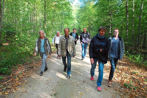 Wandern für Mukoviszidose im Jahr 2015:  Stefan Kruip, Vorsitzender Mukoviszidose e.V. (hinten Mitte), rechts daneben Bürgermeister Ruckh, Wolfschlugen.  Foto: Schöttle Foto: Schwarzwälder-Bote