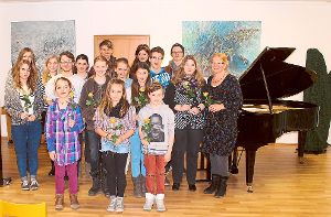 Ursula Schnidrig (rechts)  mit   Schülern aus ihrer Klavierklasse im Sulzberg Forum  Foto: Widmer-Schnidrig Foto: Schwarzwälder-Bote