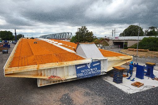 Zunächst verbleibt das Brückenteil am Ufer – weiter geht’s voraussichtlich im Winter. Foto: Stadt Kehl