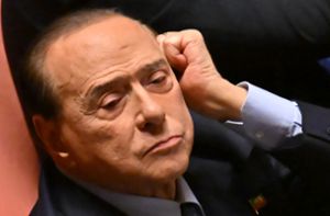 Silvio Berlusconi ist seit Jahren gesundheitlich angeschlagen. Foto: AFP/ALBERTO PIZZOLI