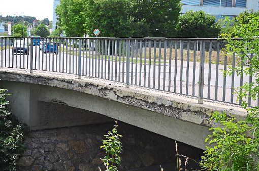 Die Neckarbrücke in der Lupfenstraße ist in die Jahre gekommen. Ihre Sanierung für 650 000 Euro hat der Technische Ausschuss beschlossen. Foto: Seiss Foto: Schwarzwälder-Bote