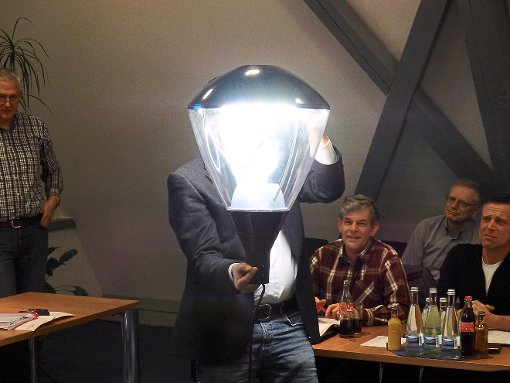 Hell wie Osram: Neue Straßenlampen werden dem Gemeinderat Schiltach im Sitzungssaal vorgeführt.  Foto: Fritsche Foto: Schwarzwälder-Bote
