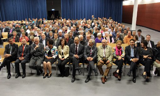 Rund 300 Gäste kommen zum Bürgerempfang des Ministerpräsidenten Winfried Kretschmann (vorne Dritter von links) in der Sulzer Stadthalle. Foto: Steinmetz