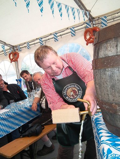 Nur zwei Schläge musste Udo Raisch setzten, bis beim  Oktoberfest der Gerstensaft floss.  Foto: Stocker Foto: Schwarzwälder-Bote